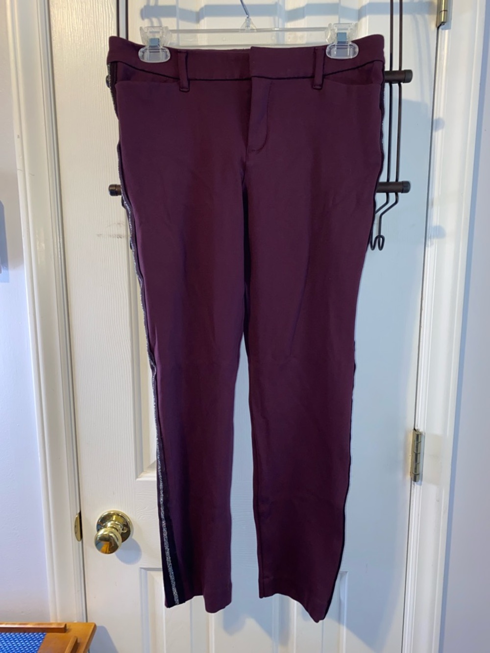 Old Navy Pixie sz. 4, preowned, burgundy with back and silver side stripe